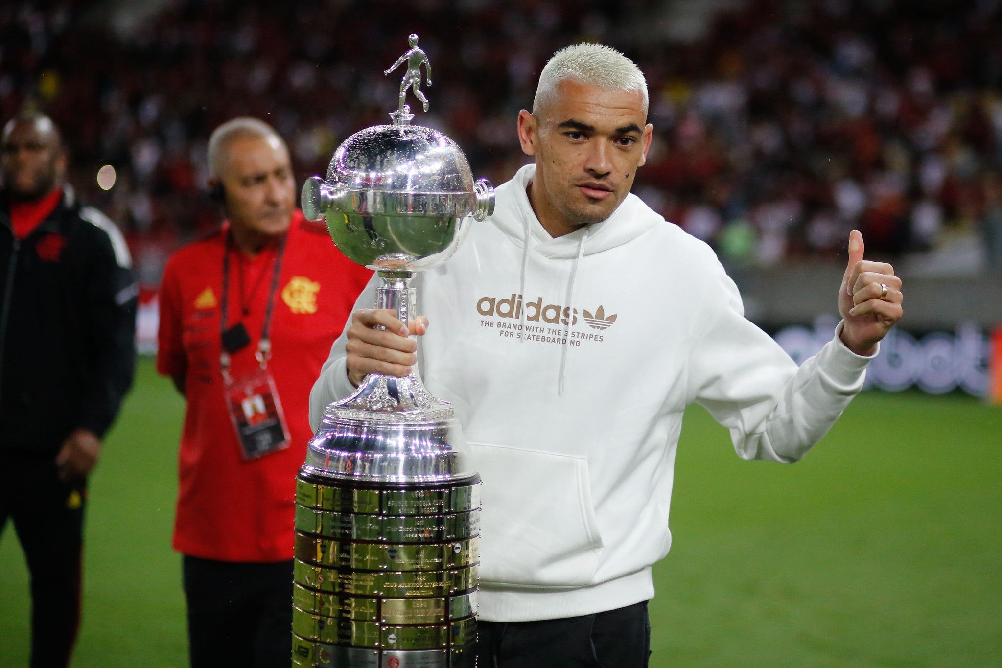 Botafogo faz consulta por Santos, goleiro do Flamengo