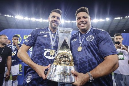 Paulo Pezzolano e Ronaldo Fenômeno celebram título da Série B