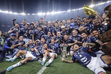 Elenco do Cruzeiro de 2022 com a taça da Série B do Campeonato Brasileiro