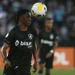 Botafogo encaminha retorno de Jeffinho, do Lyon, para a Libertadores