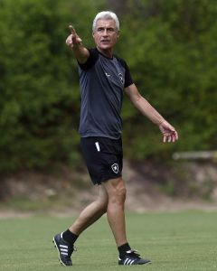Luís Castro durante treino do Botafogo