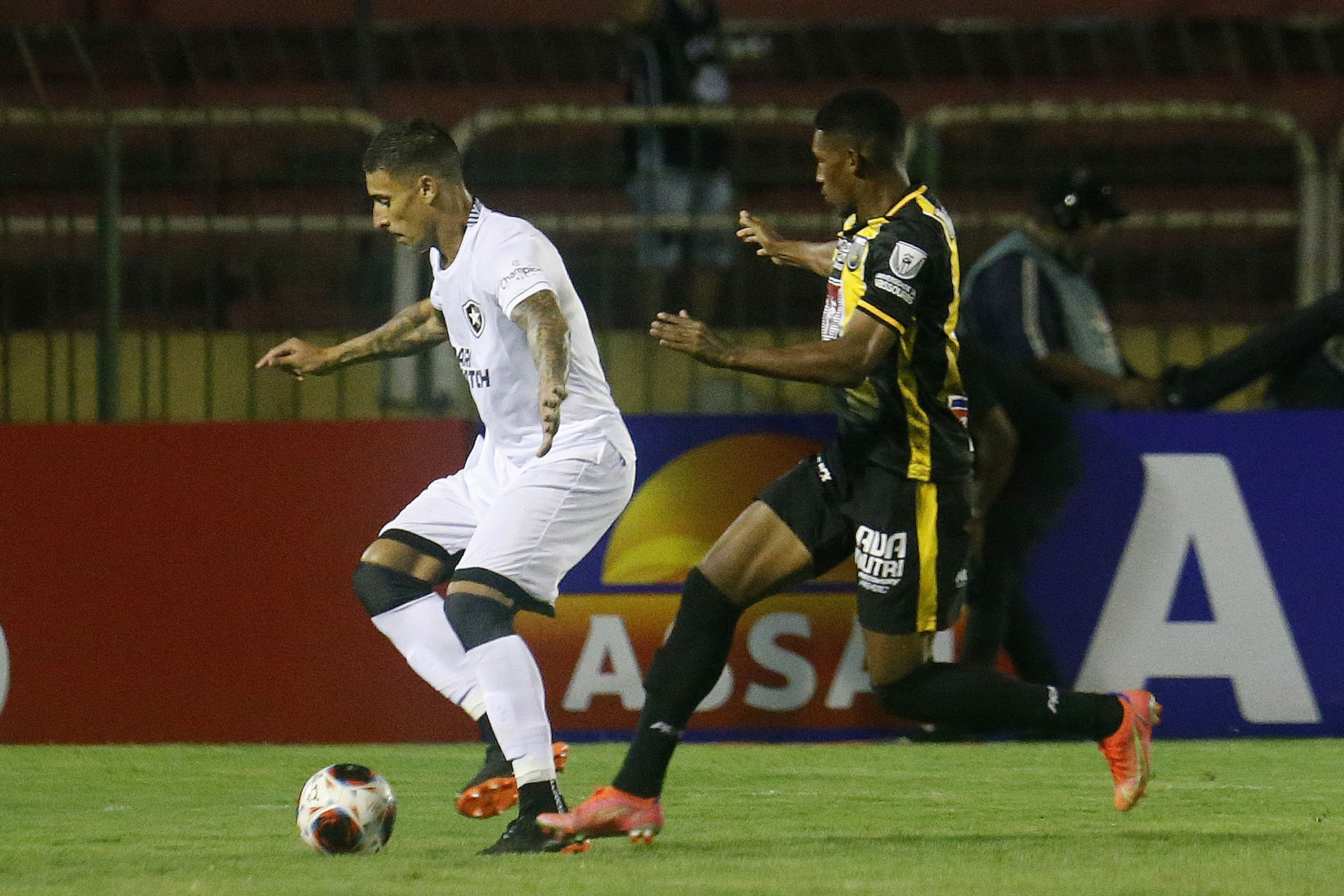 Fora do G4, Botafogo busca a primeira vitória como visitante no Campeonato Carioca