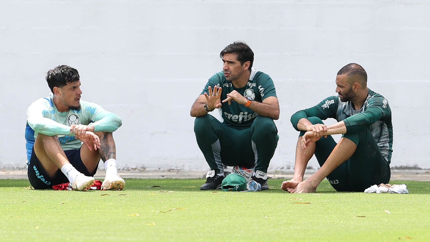 Elenco reage a críticas de Abel, e Gómez faz apelo ao Palmeiras
