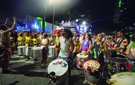 Banda toca em carnaval de Belo Horizonte, próximo do Palácio das Artes