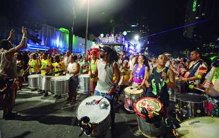 Banda toca em carnaval de Belo Horizonte, próximo do Palácio das Artes