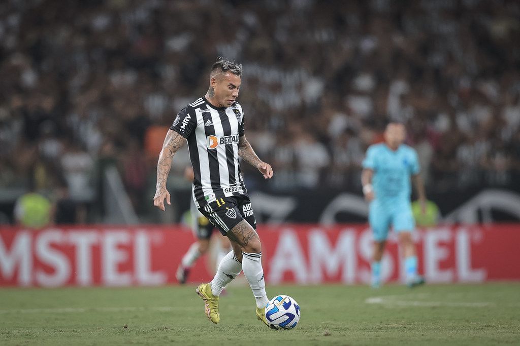Eduardo Vargas ficará no Atlético? Diretor explica situação do atacante