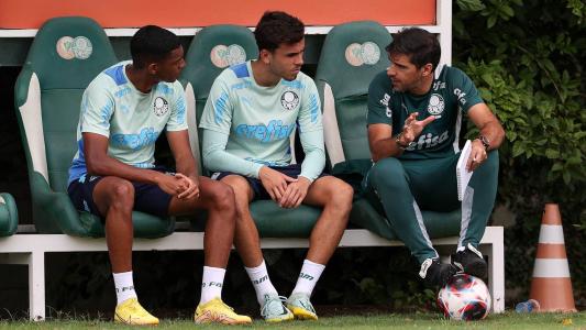 Pedro Lima no treino do time profissional do Palmeiras em conversa com Abel Ferreira