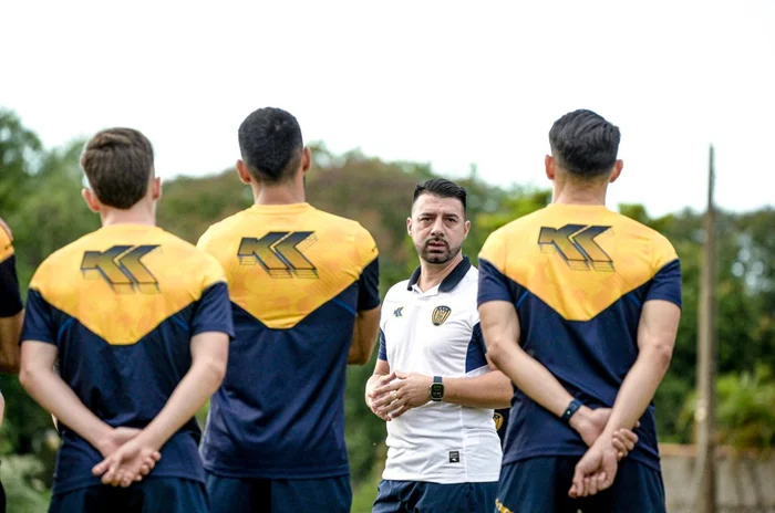 Rival do Grêmio na Sula vive crise 'sem fim' e terá ex-jogador de três Copas no comando