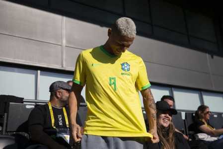 Richarlison com a camisa da Seleção Brasileira
