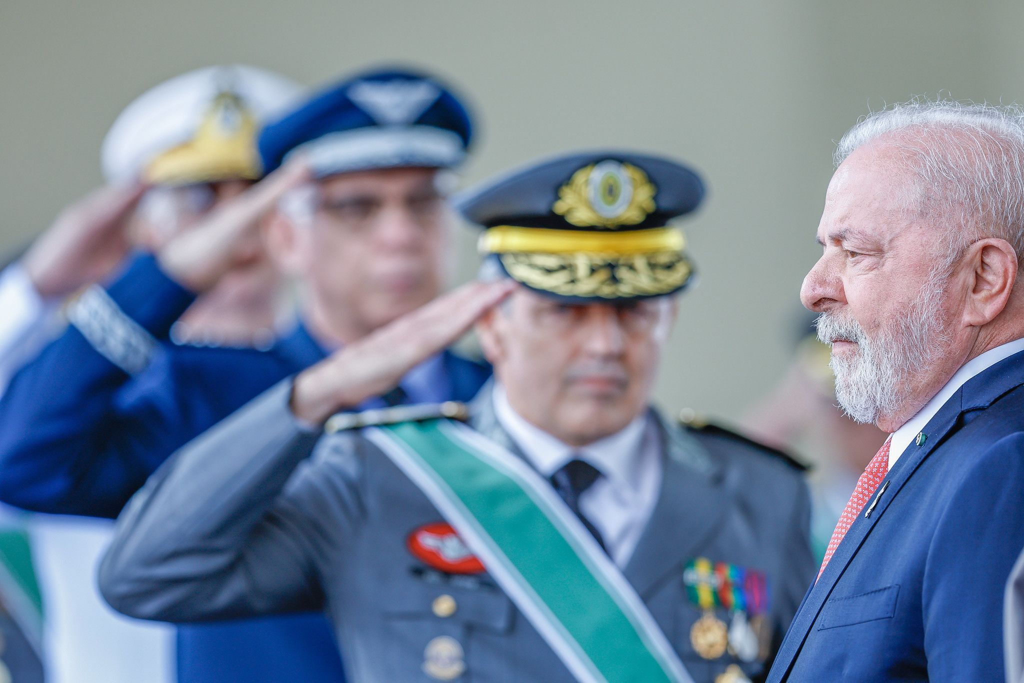 Em meio a julgamento de Bolsonaro, Lula recebe chefes militares e jurista italiano
