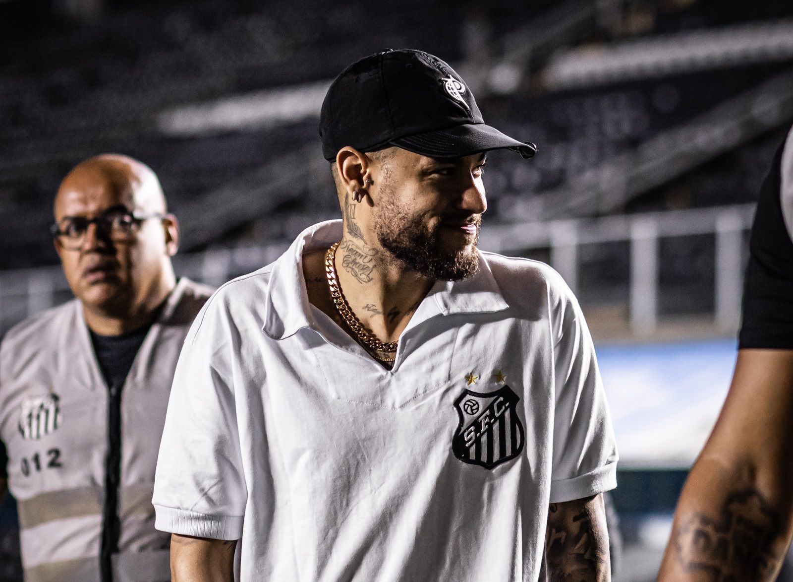 Santos anuncia contratação de Neymar, que retorna ao futebol brasileiro