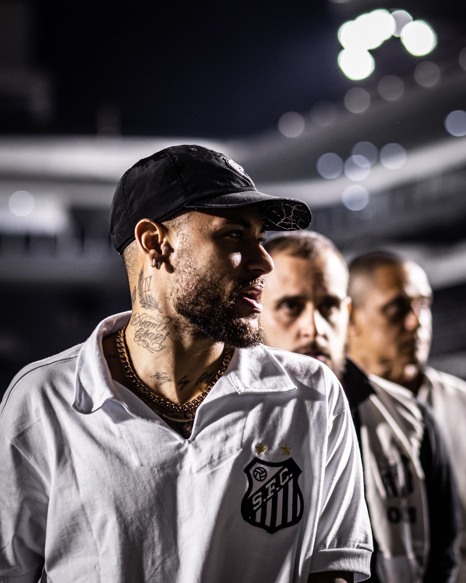 Neymar desembarca no Brasil para assinar com o Santos e comemora