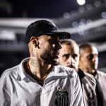 Neymar desembarca no Brasil para assinar com o Santos e comemora