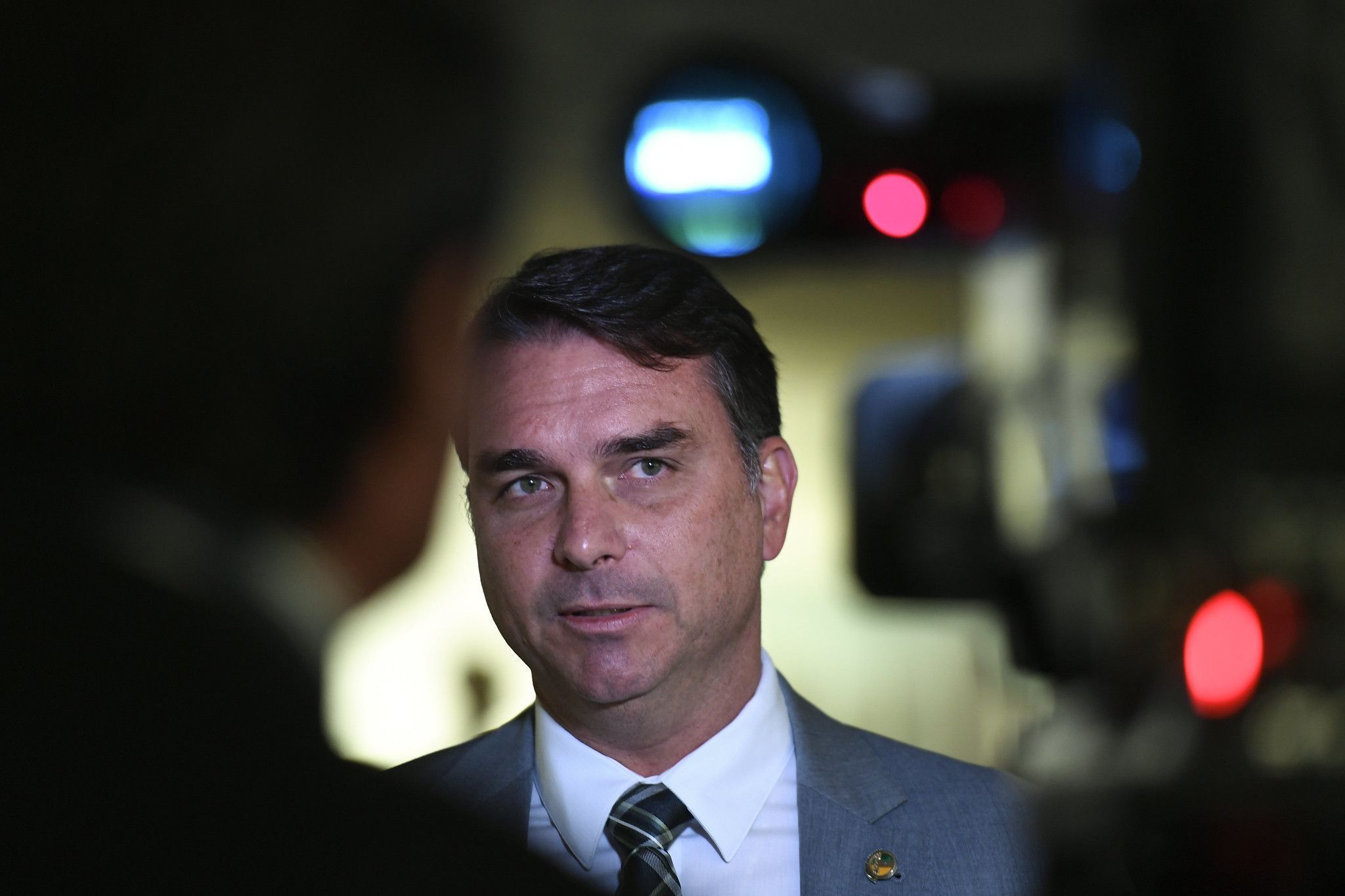 Flávio Bolsonaro tem crescimento de 7 pontos contra Lula desde outubro, diz pesquisa