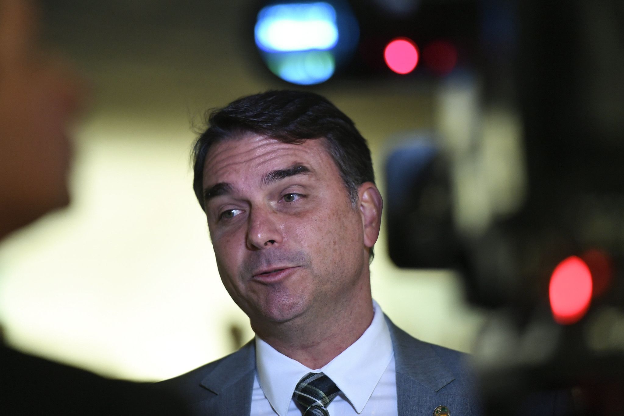 Prisão de Bolsonaro: Flávio diz que publicação foi iniciativa sua e que o pai não quis descumprir regras