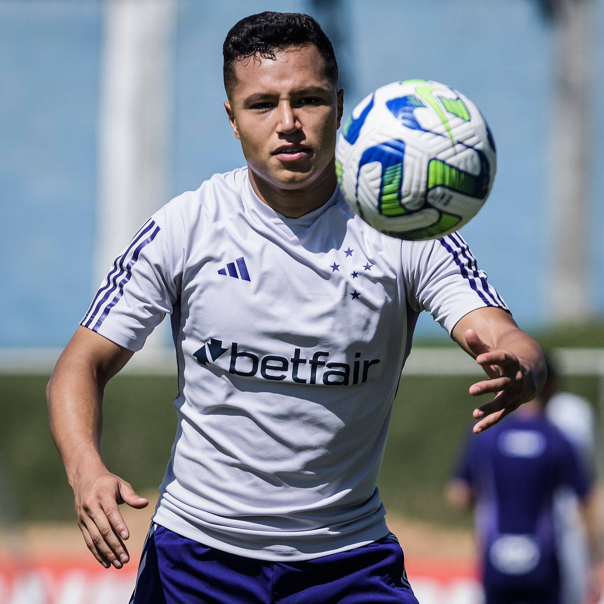 Cruzeiro recusa proposta milionária do Inter por lateral Marlon
