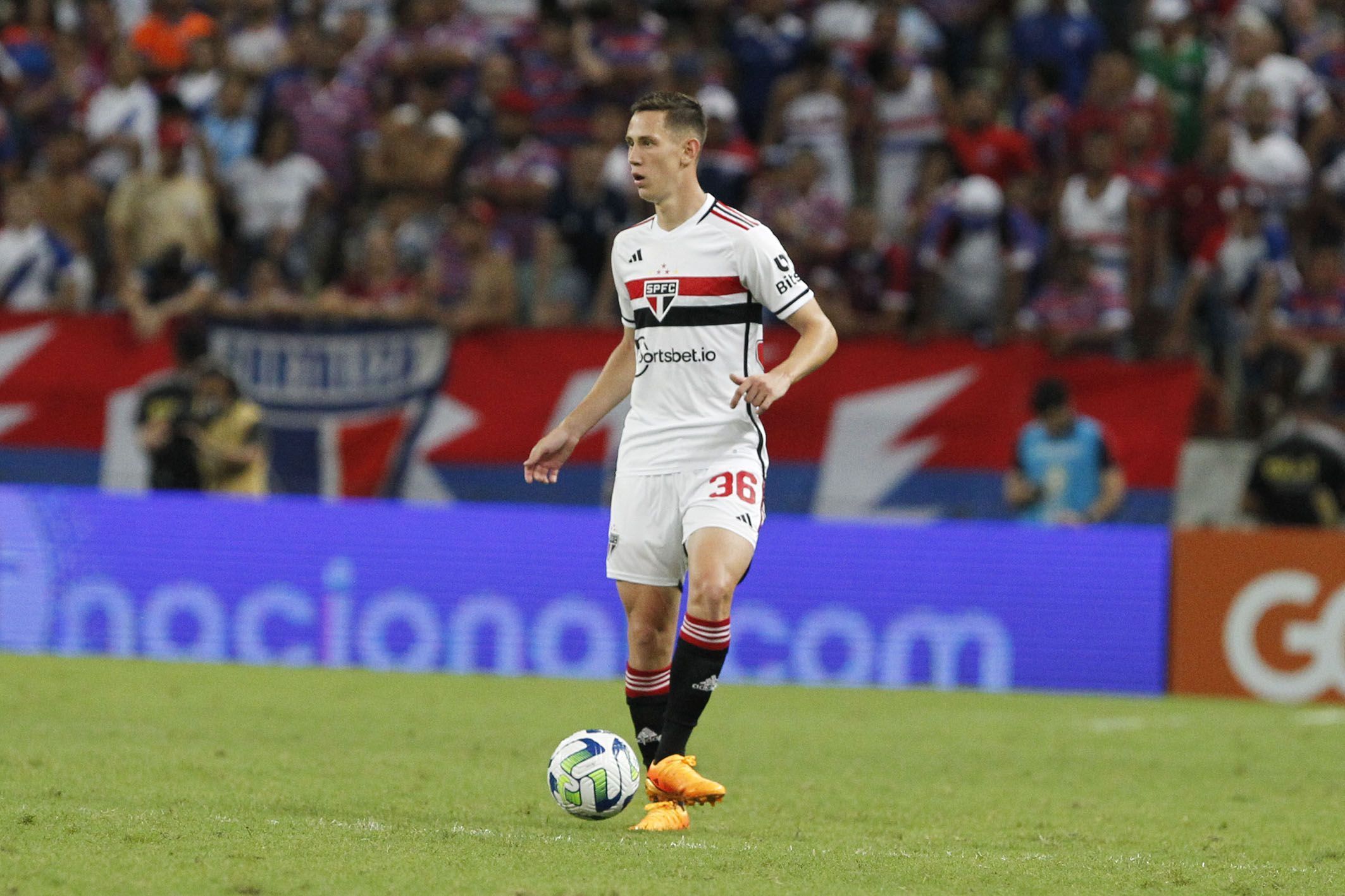 Convocado, lateral deve desfalcar São Paulo por oito rodadas no Paulista