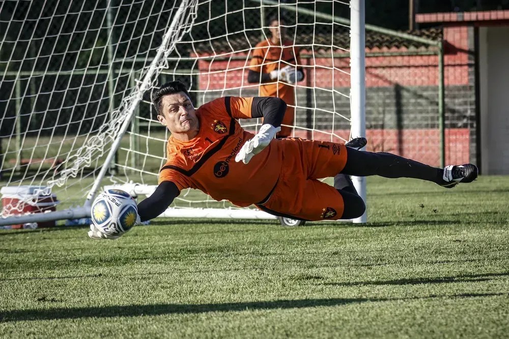 Sport justifica prorrogação de contrato com Dênis: 'Atenção às leis trabalhistas'