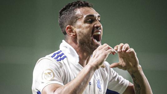 Gilberto comemora gol marcado com a camisa do Cruzeiro em 2023
