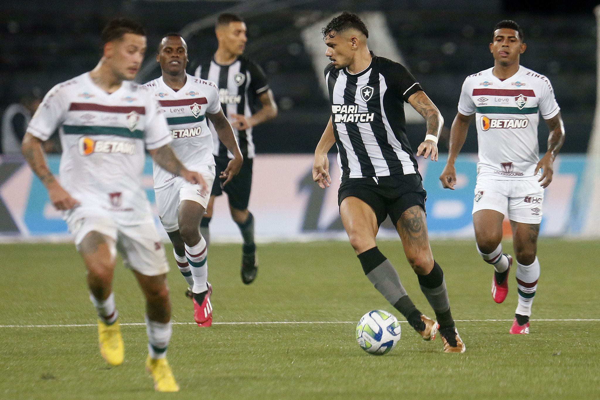 Mário Bittencourt, do Fluminense, critica grama sintética e alfineta o Botafogo
