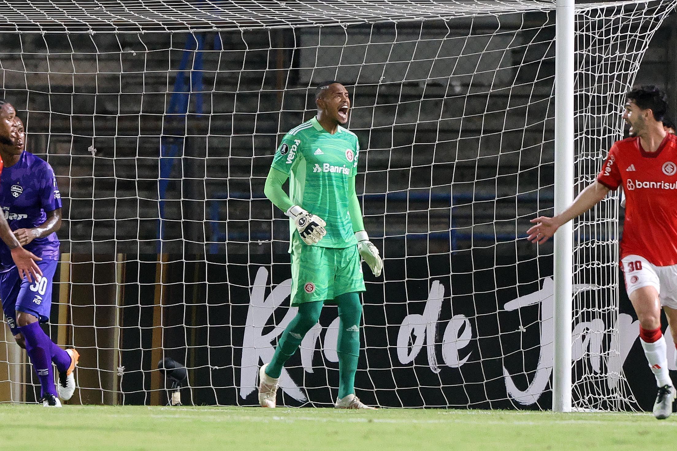 Botafogo negocia contratação de John, ex-Internacional e Santos