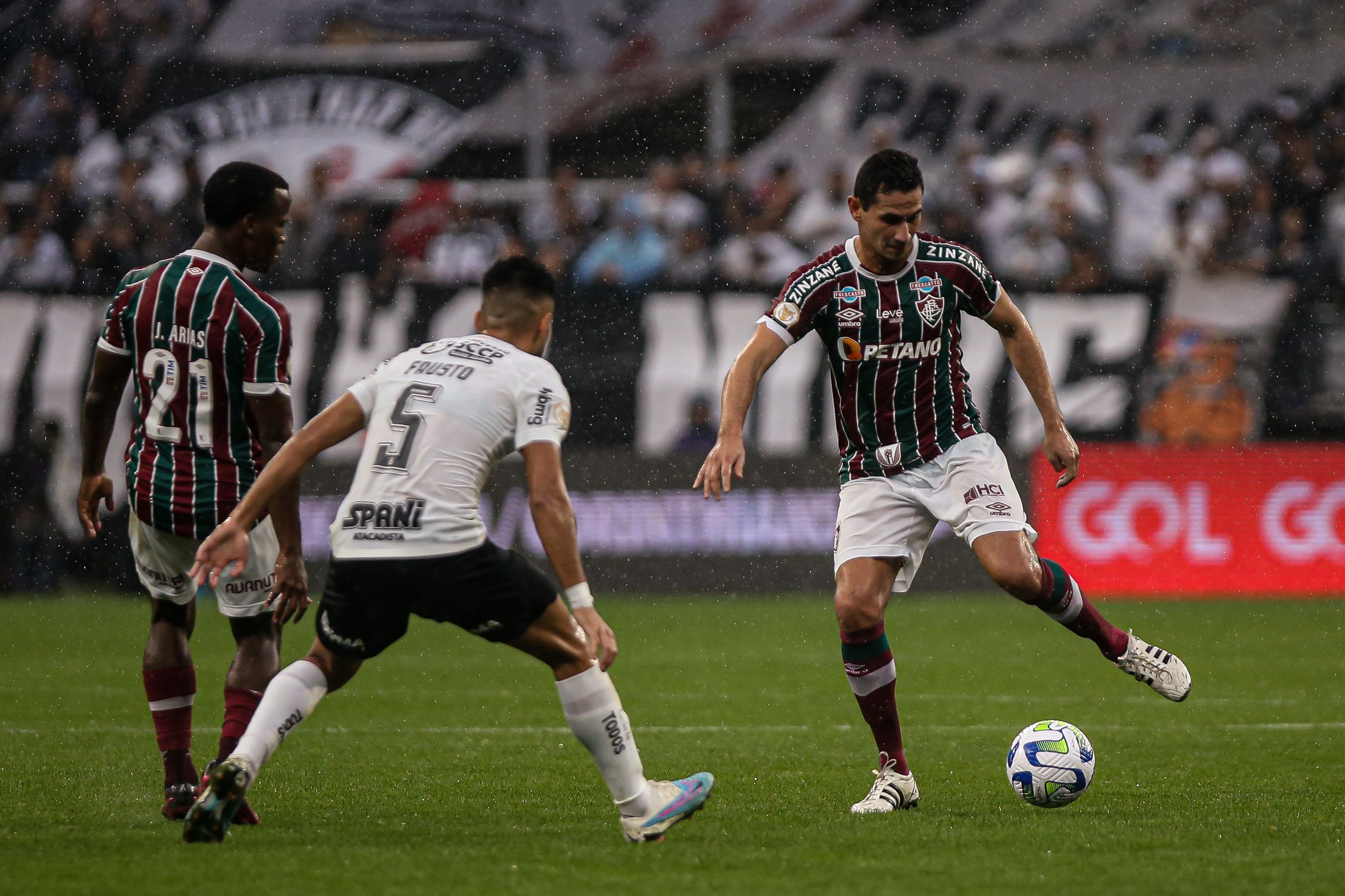 Diniz chama atenção para ‘benefícios do Corinthians’ em duelo contra o Fluminense