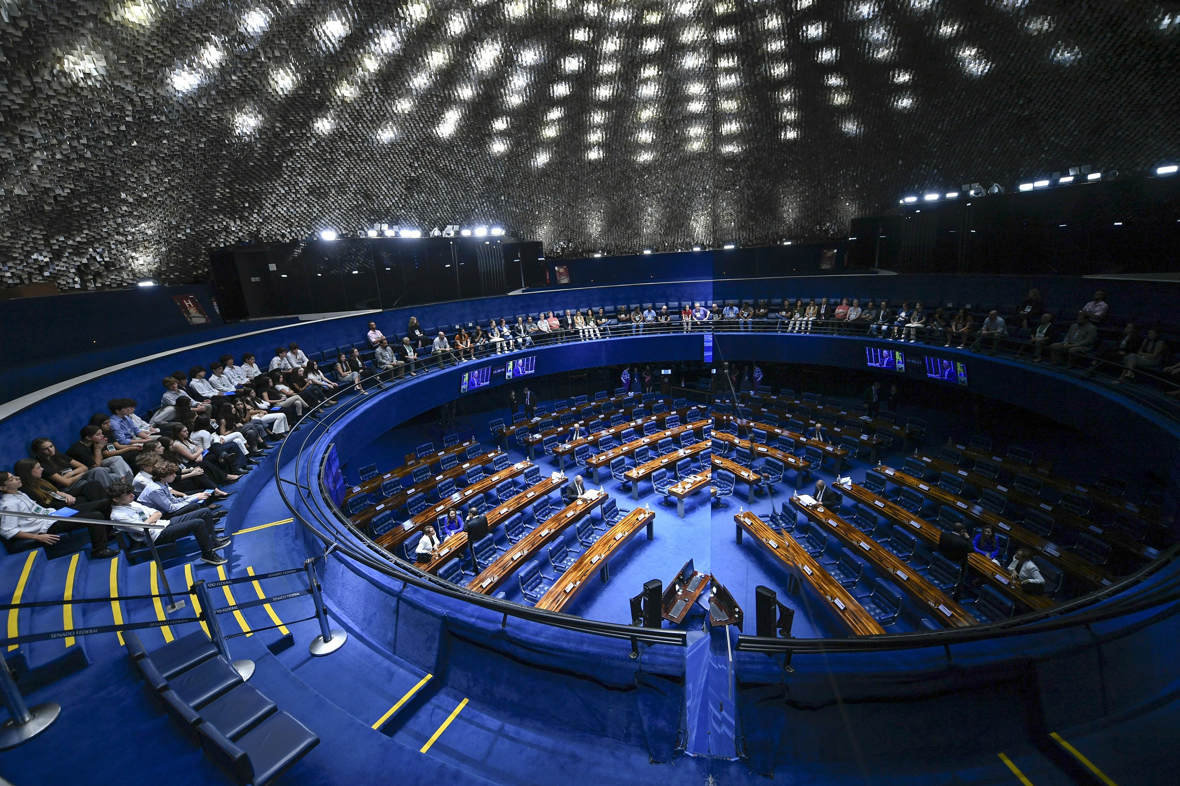 Senado aprova projeto que amplia licença-paternidade para até 20 dias