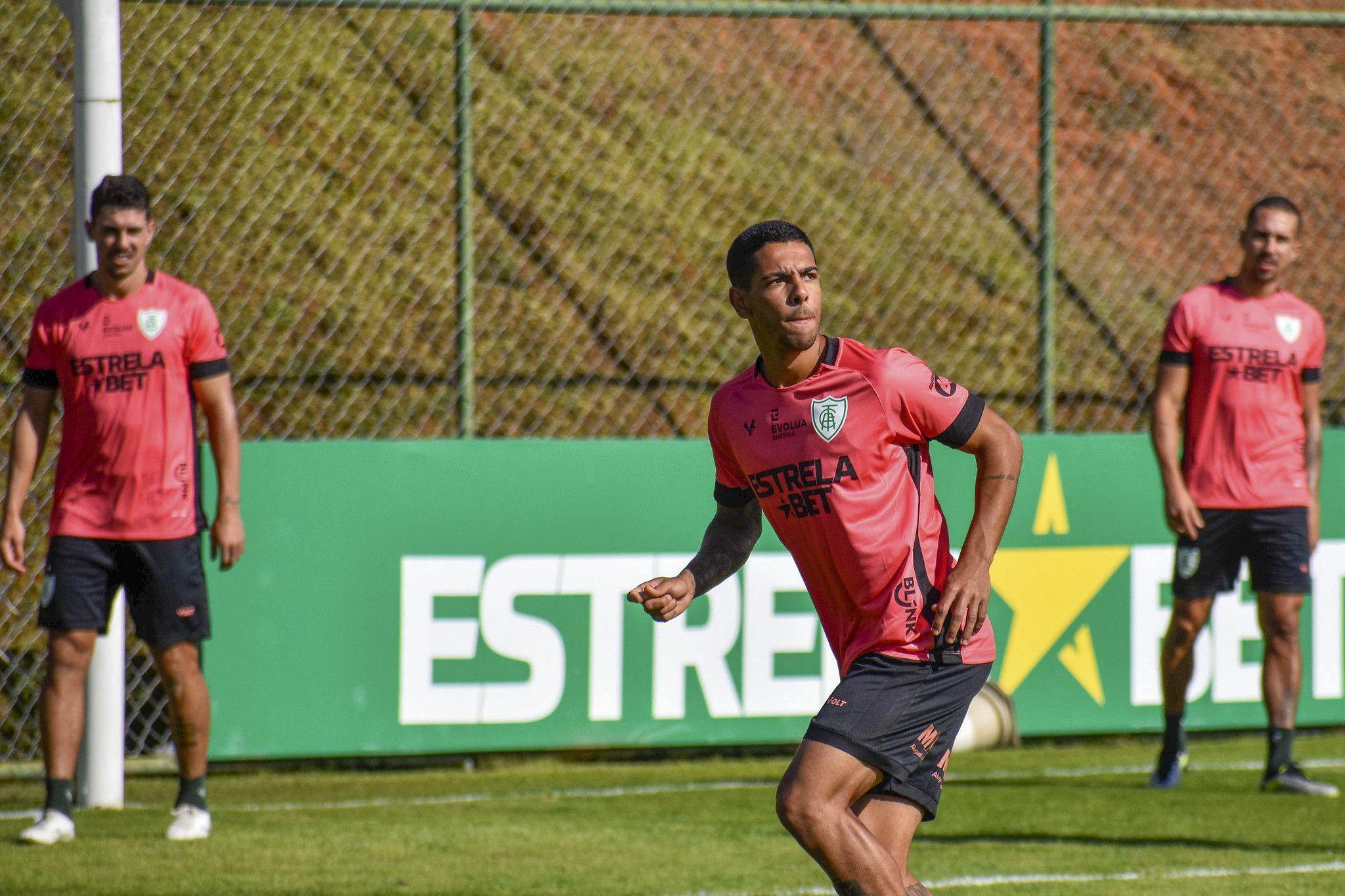 Joia do América é monitorada por gigantes do futebol brasileiro