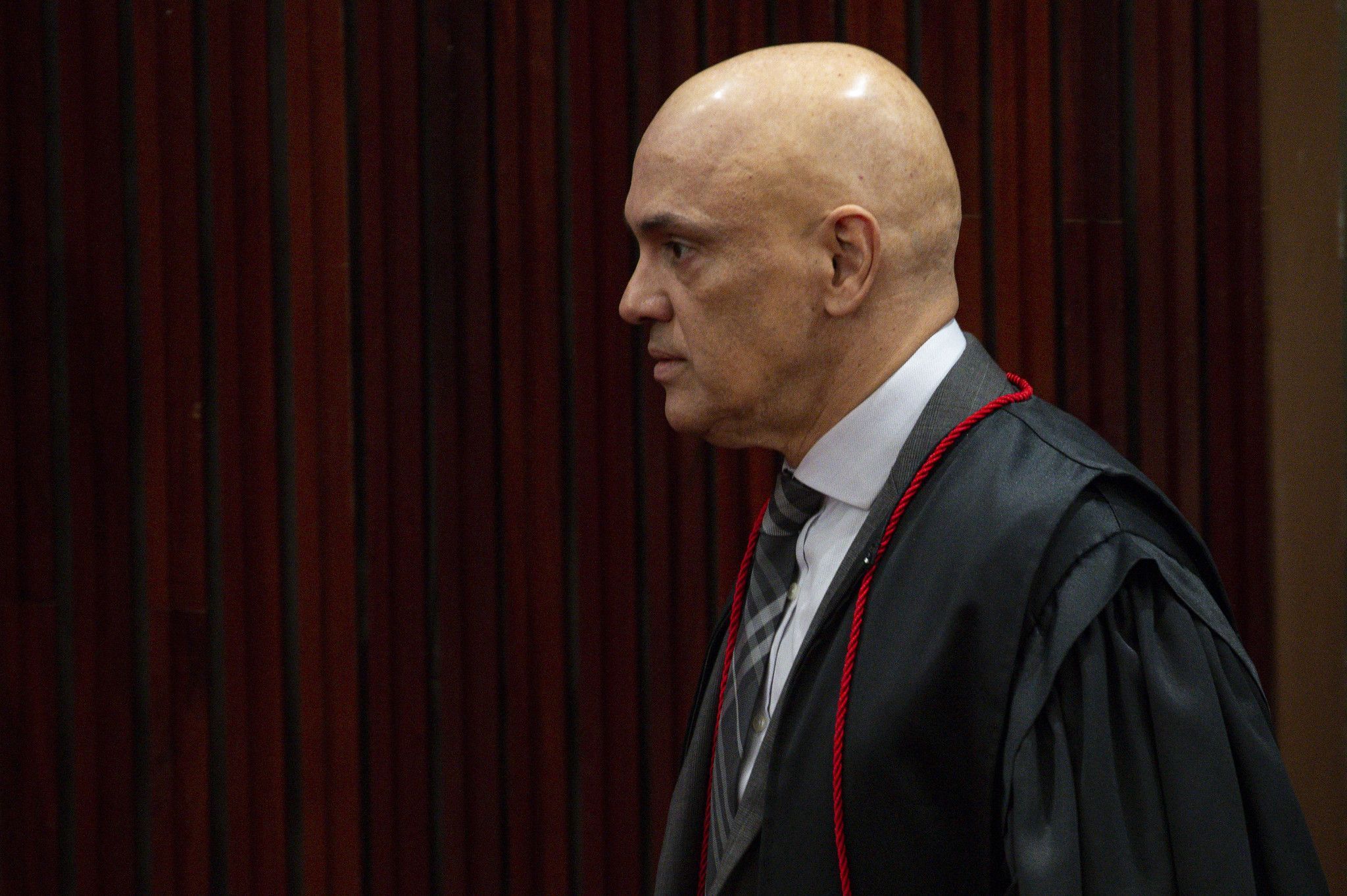 Moraes flexibiliza regras e autoriza mulher presa pelo 8/1 a frequentar igreja