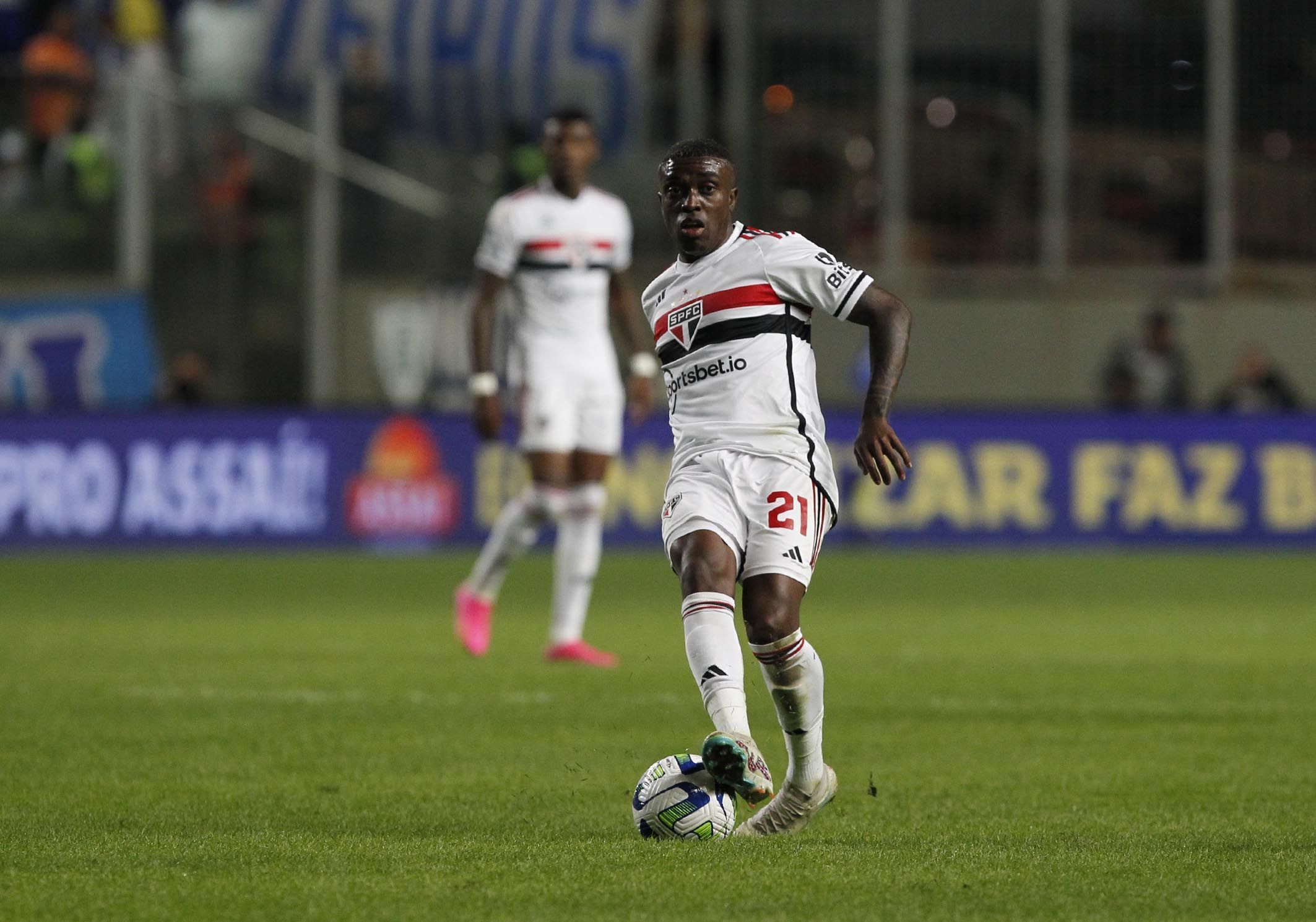 Méndez é mais um na 'barca' de saídas do São Paulo, que reformula o meio-campo