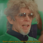 Tratando câncer, Branco Mello, do Titãs, canta sucesso da banda em vídeo
