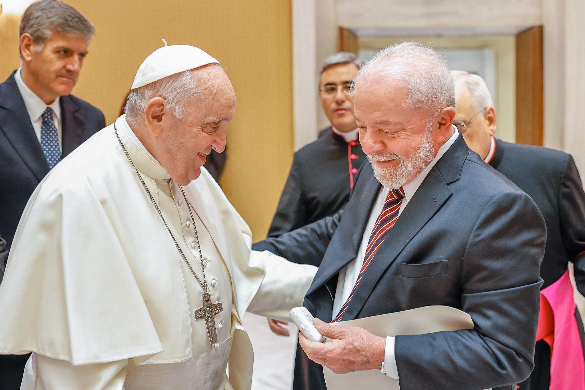 Lula publica mensagem de apoio ao Papa Francisco, internado desde a última sexta
