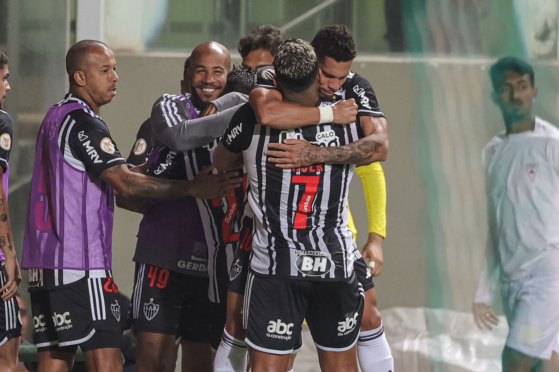 Atlético é procurado por dois clubes interessados na contratação de meia