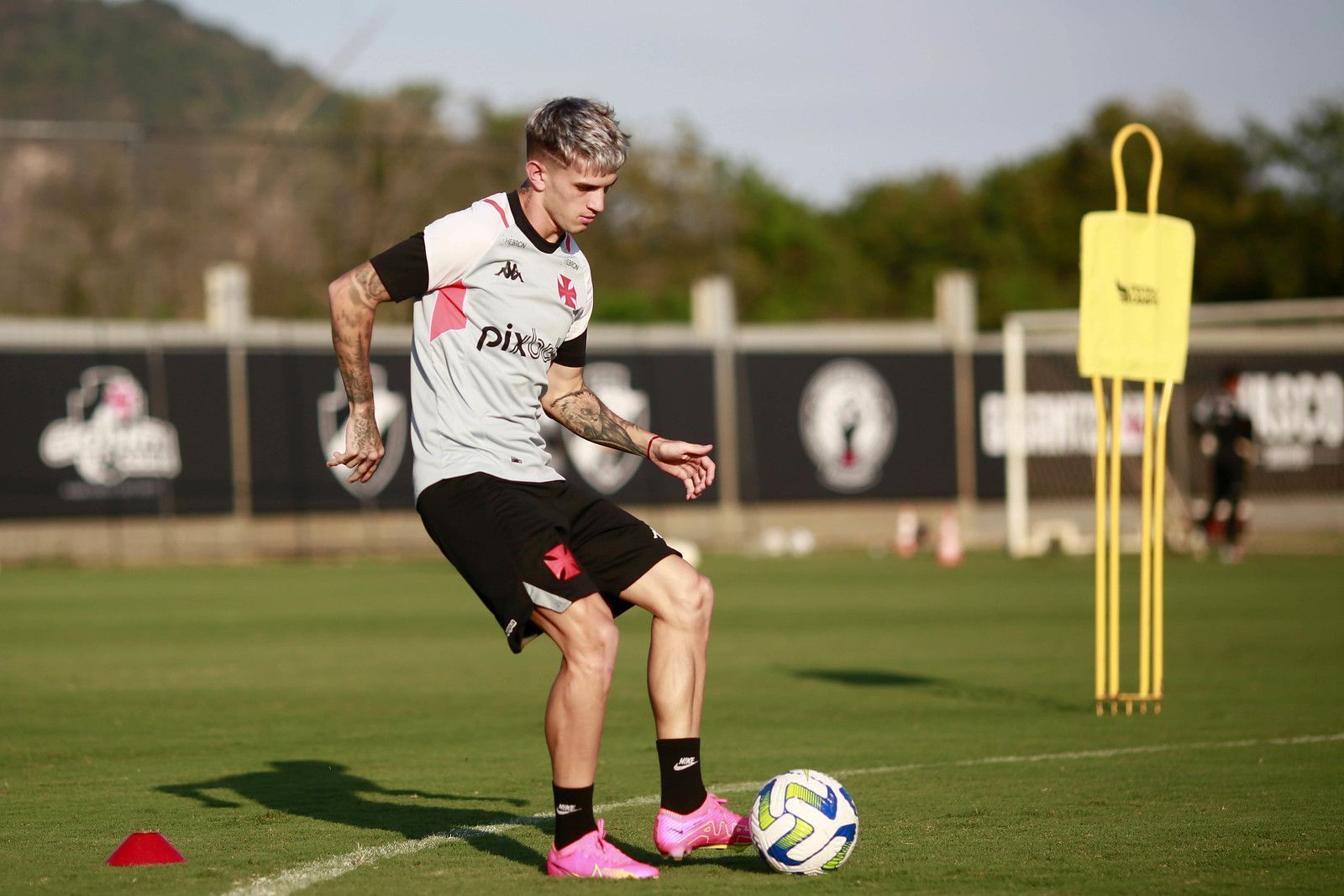 Com futuro indefinido, Orellano treina no Rio de Janeiro com chances de jogar pelo Vasco