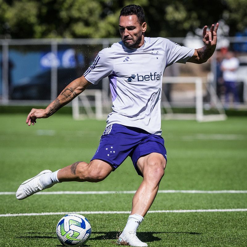 Cruzeiro se despede de Gilberto após rescindir contrato com atacante