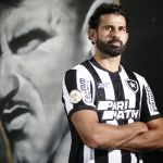 Com menos minutos do que o esperado, Diego Costa tem futuro incerto no Botafogo
