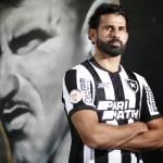 Com menos minutos do que o esperado, Diego Costa tem futuro incerto no Botafogo