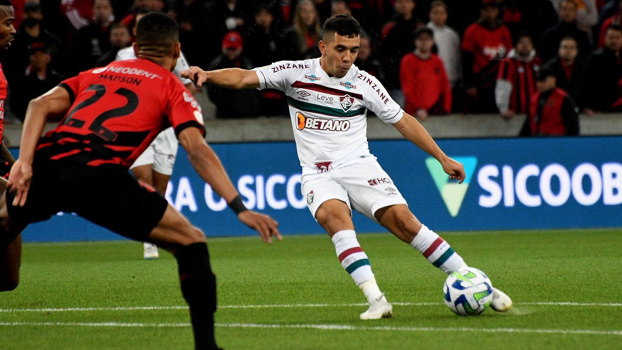Leo Fernández viaja para o México e fica próximo de deixar o Fluminense