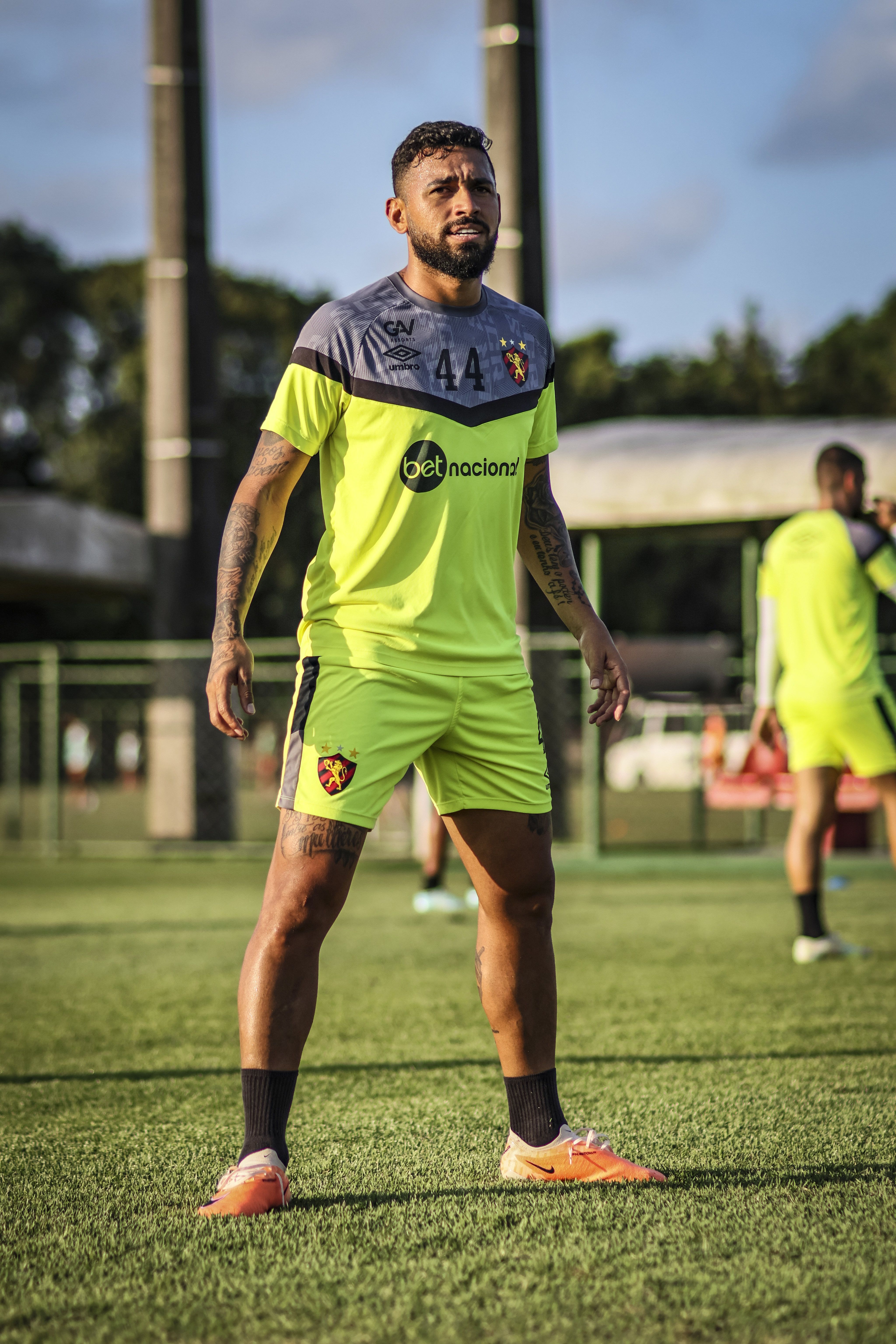 Direção do Sport explica termos do acerto com o Goiás para renovação com Felipe
