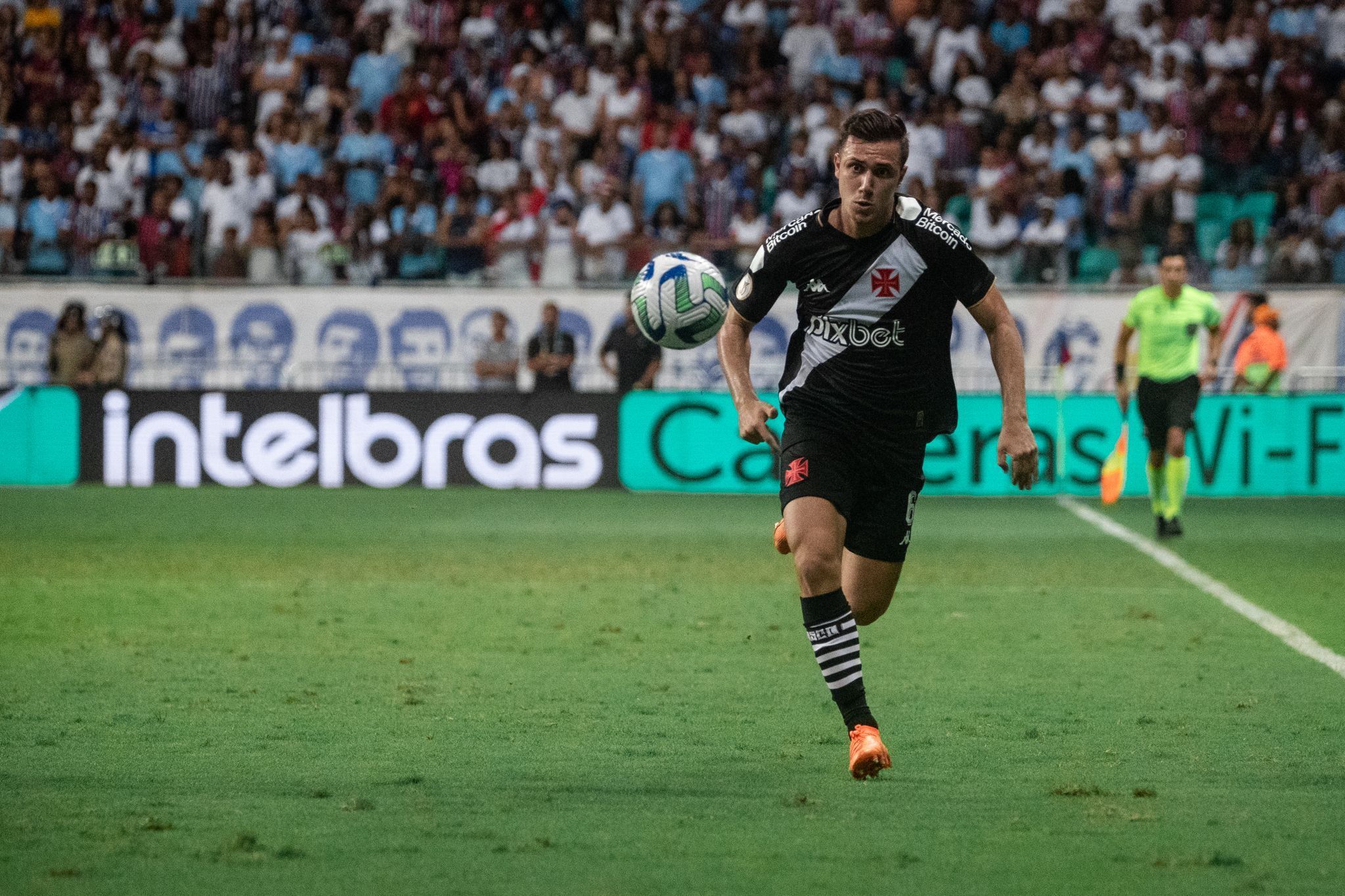 Fora da lista de Dorival, lateral do Vasco volta a ser procurado pela Itália