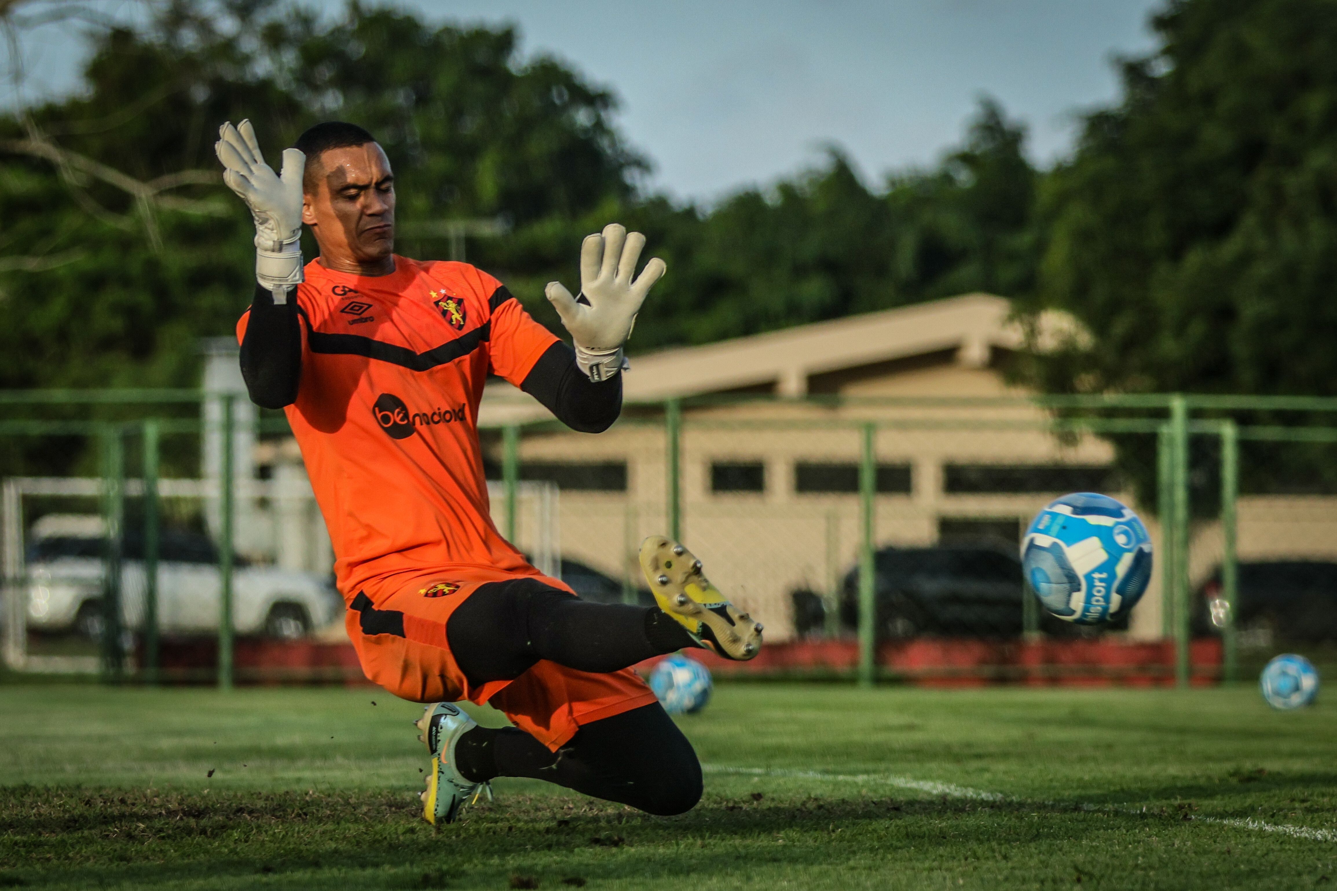 Sport encaminha o empréstimo do goleiro Renan para o Juventude em 2024