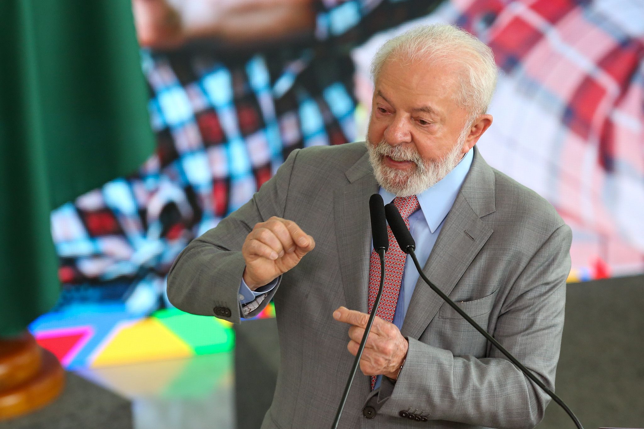 Lula oferece ajuda a presidente do Equador, país que atravessa crise de violência