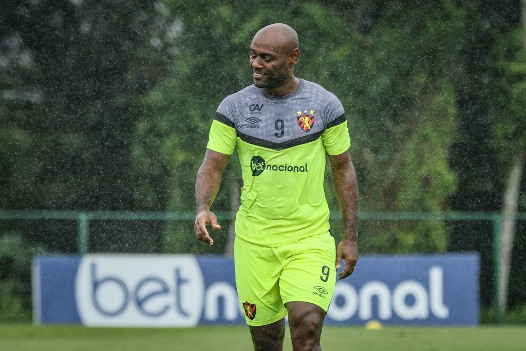 Atlético-GO avalia contratação de Vágner Love, ex-Sport
