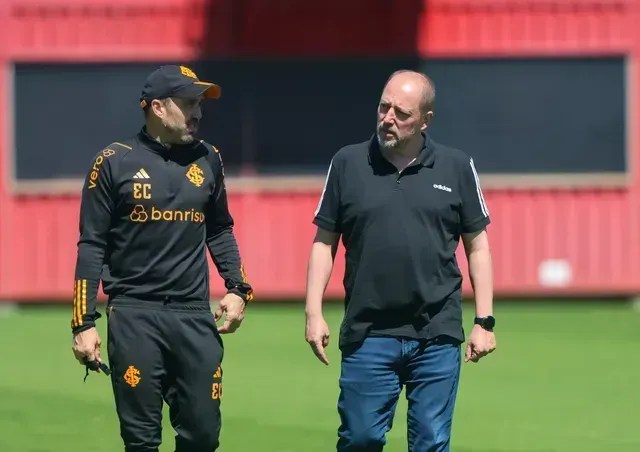 Cachecol da sorte do Inter: Barcellos conta sobre presente que recebeu de Coudet