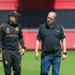 Cachecol da sorte do Inter: Barcellos conta sobre presente que recebeu de Coudet