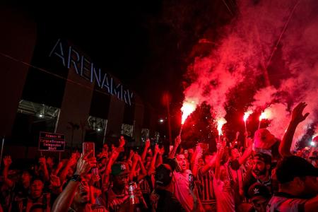 Rua de fogo da torcida do Atlético na Arena MRV