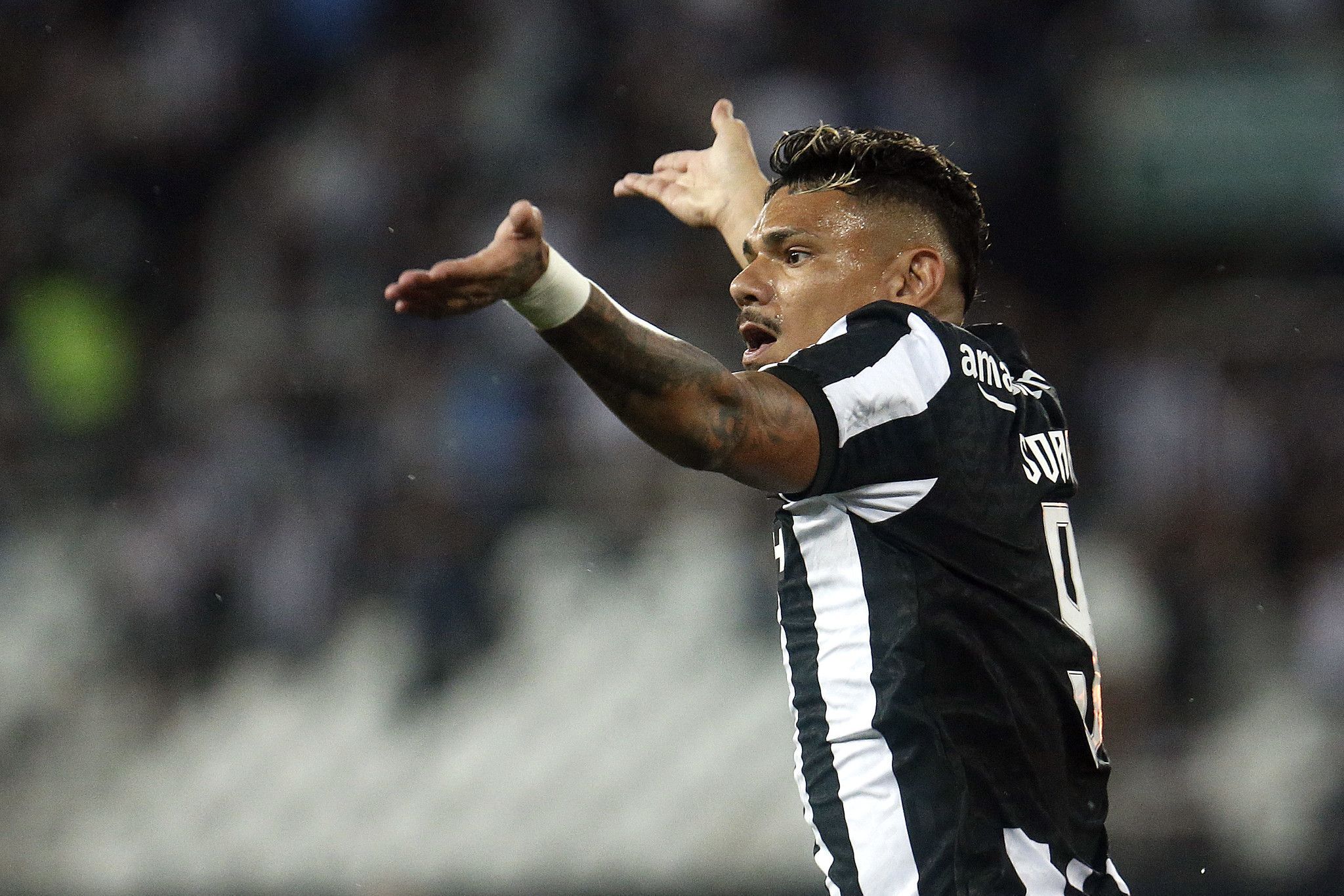 Renato desconversa sobre interesse em Tiquinho Soares mas elogia: 'Grande jogador'