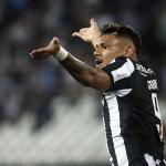 Renato desconversa sobre interesse em Tiquinho Soares mas elogia: 'Grande jogador'