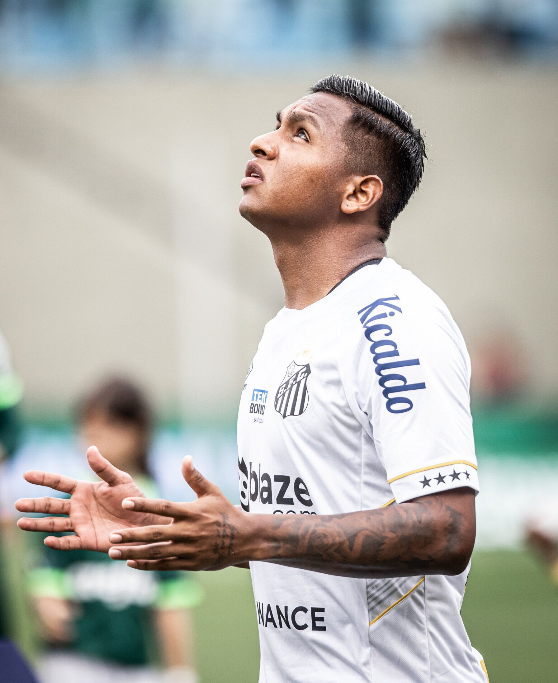 Morelos aceita reduzir salário e fica no Santos para a Série B