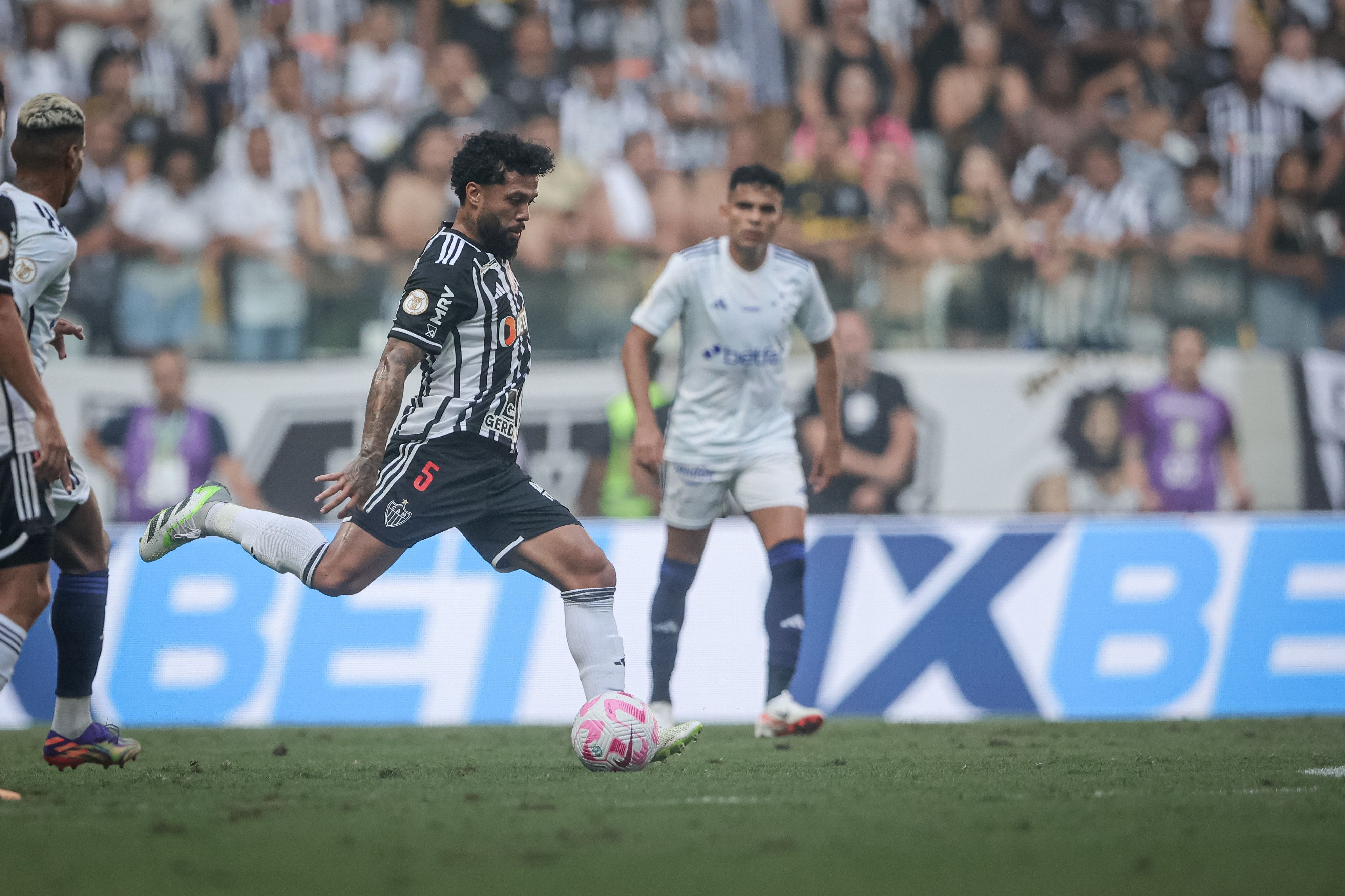 Volante do Atlético sobre presença de Dorival Jr. no clássico: 'Mexe com a motivação'